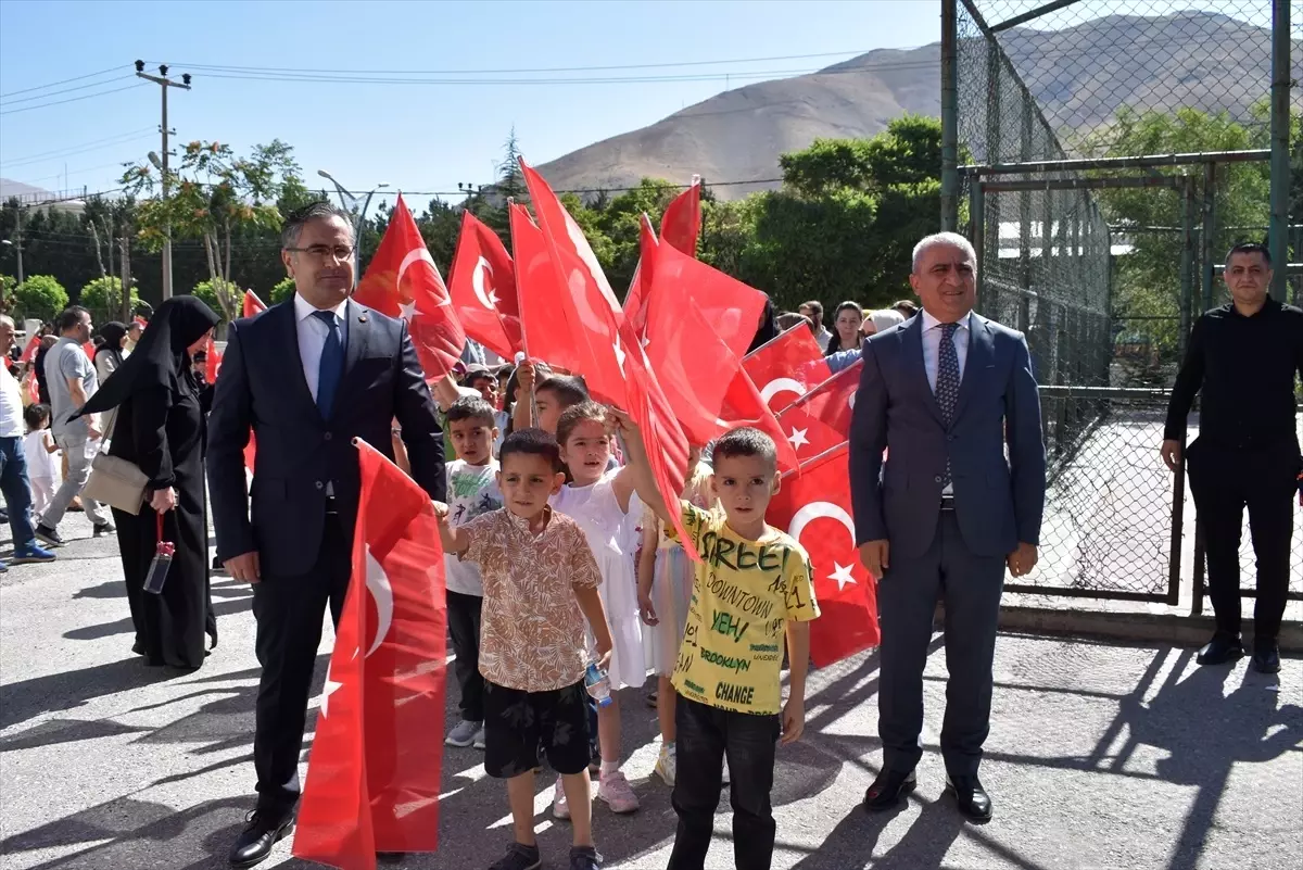 Bitlis’te Yeni Başlayan Öğrenciler Uyum Eğitimi İçin Kortej Yürüyüşü Yaptı
