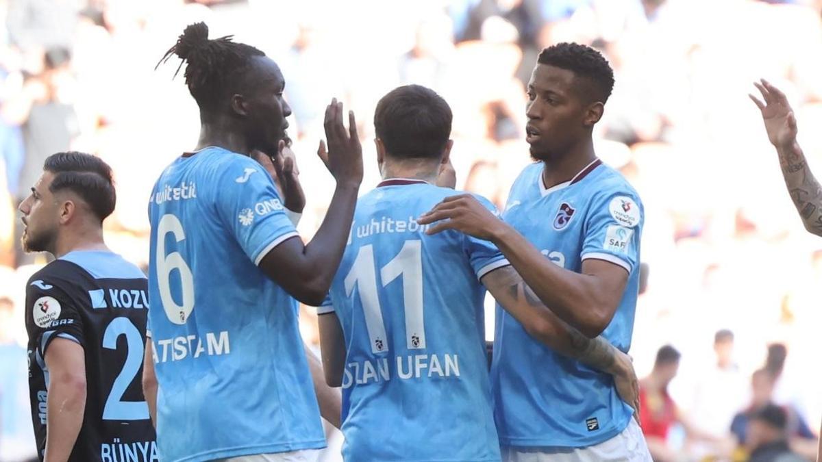 Trabzonspor, Adana’da 3 puanı tek golle aldı! Yerel basın manşetleri dikkat çekti…